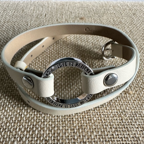 Origami Owl cream leather wrap bracelet with plate - Picture 1 of 3